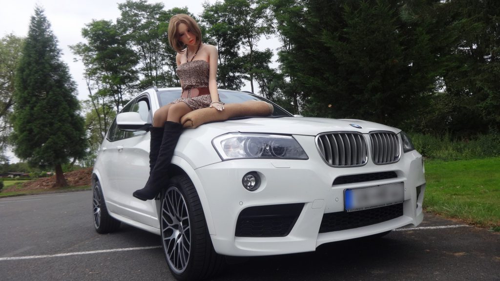 Erena Ichinose sur le capot de la BMW
