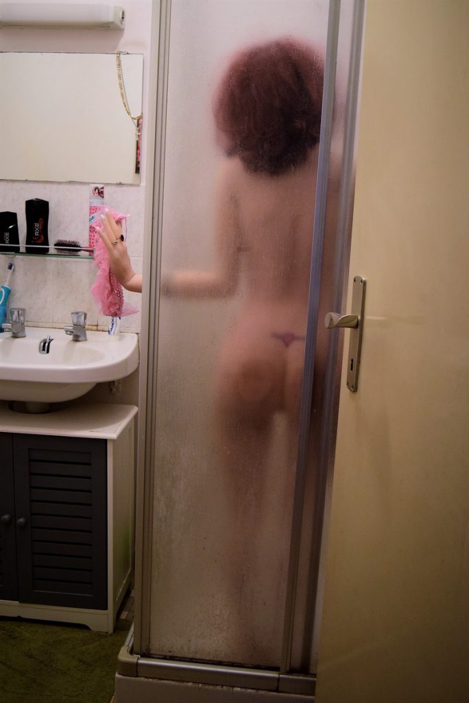 Erena entre dans la douche et retire sa petite culotte rose en dentelles. Là elle tient tous les hommes à ses pieds !