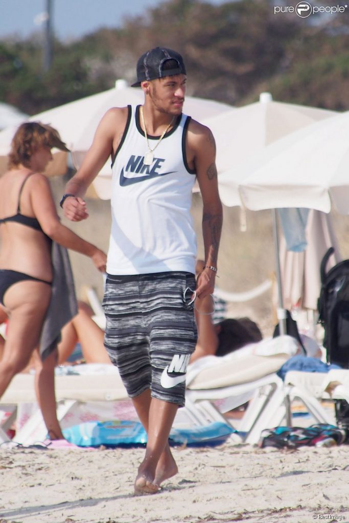 Le footballeur Neymar à la plage